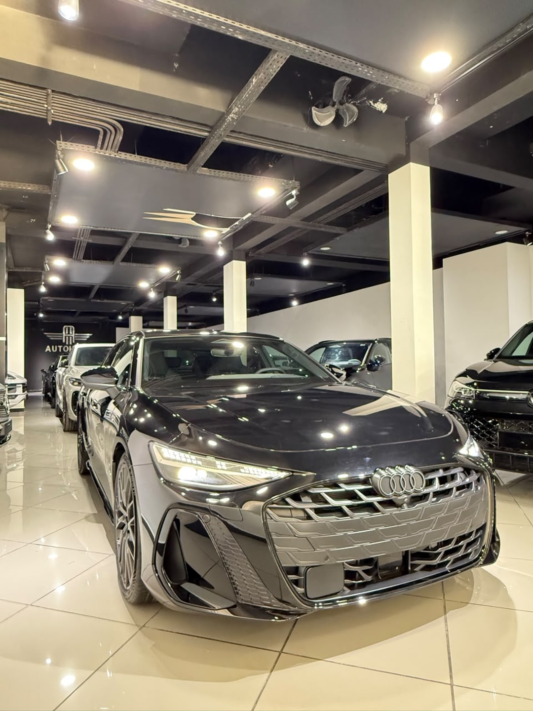 Audi noire, vue avant au showroom