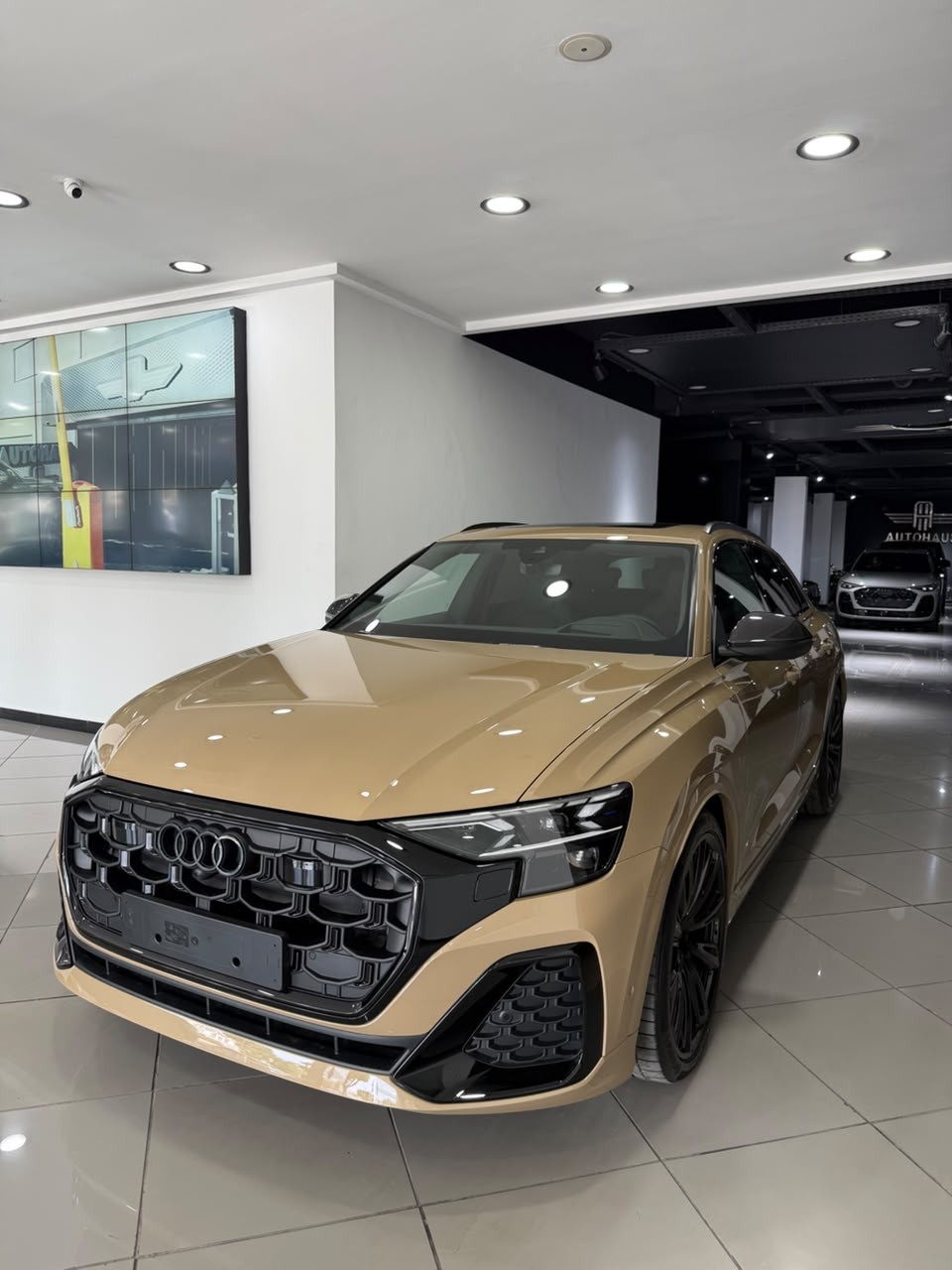 Audi Q8 S line · Sakhir Gold au showroom