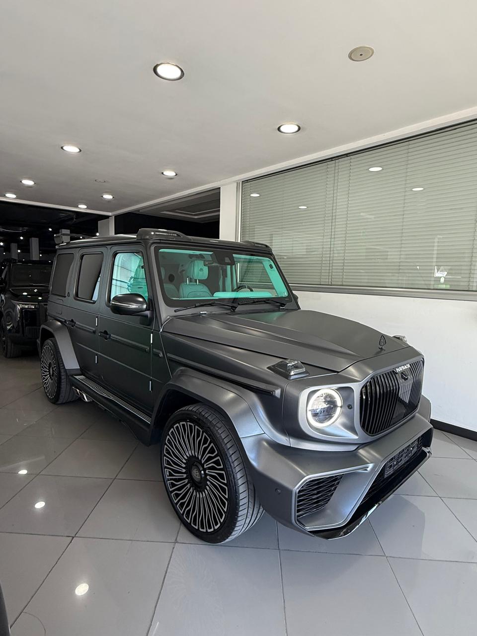 Mercedes-AMG G63 · pack style Maybach gris, intérieur turquoise, au showroom AutoHaus Tanger