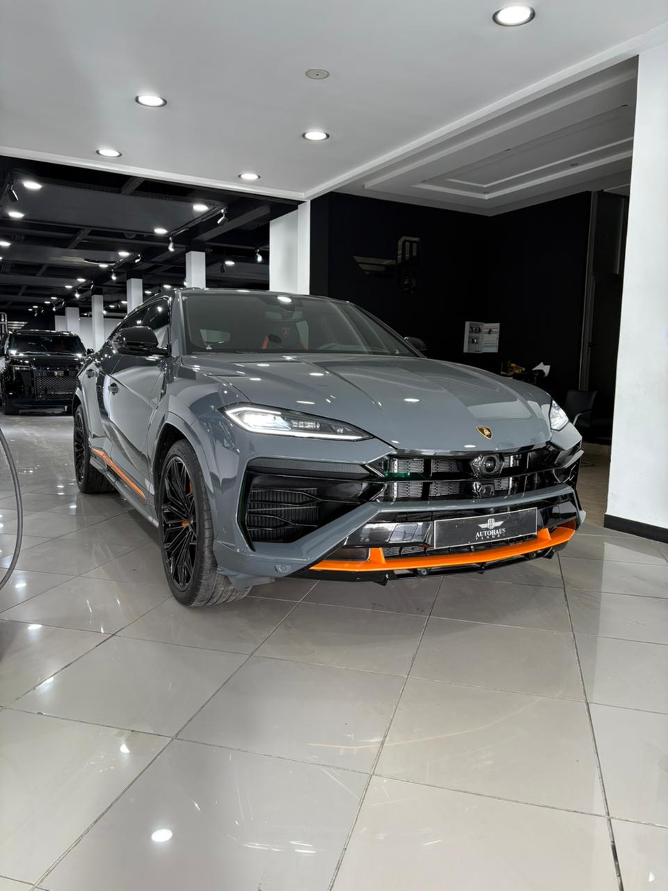 Lamborghini Urus SE 2026 Grigio Pack Arancio — Disponible au showroom Autohaus Tanger