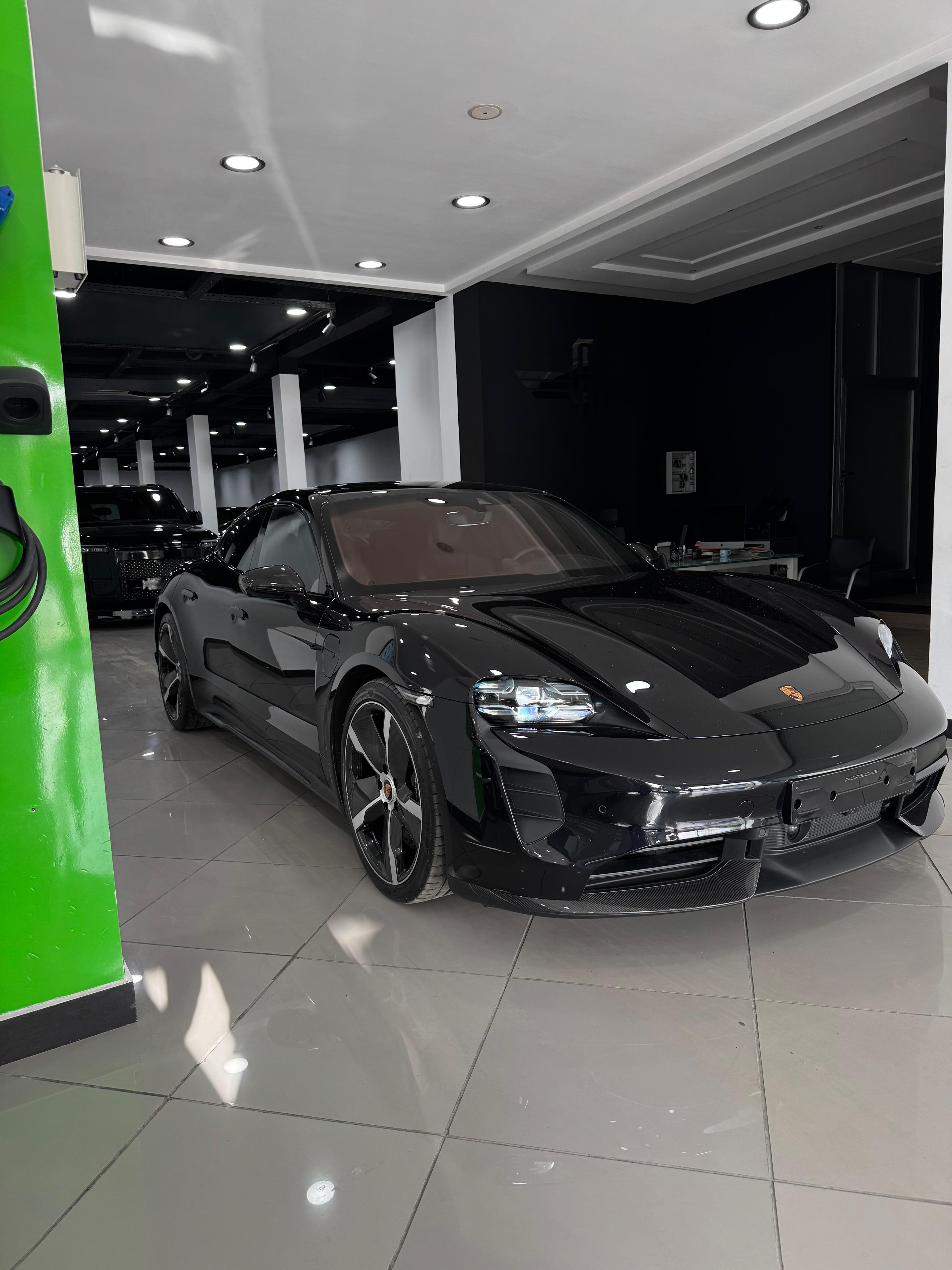 Porsche Taycan Turbo 2023 Jet Black Metallic — Occasion premium showroom Autohaus Tanger