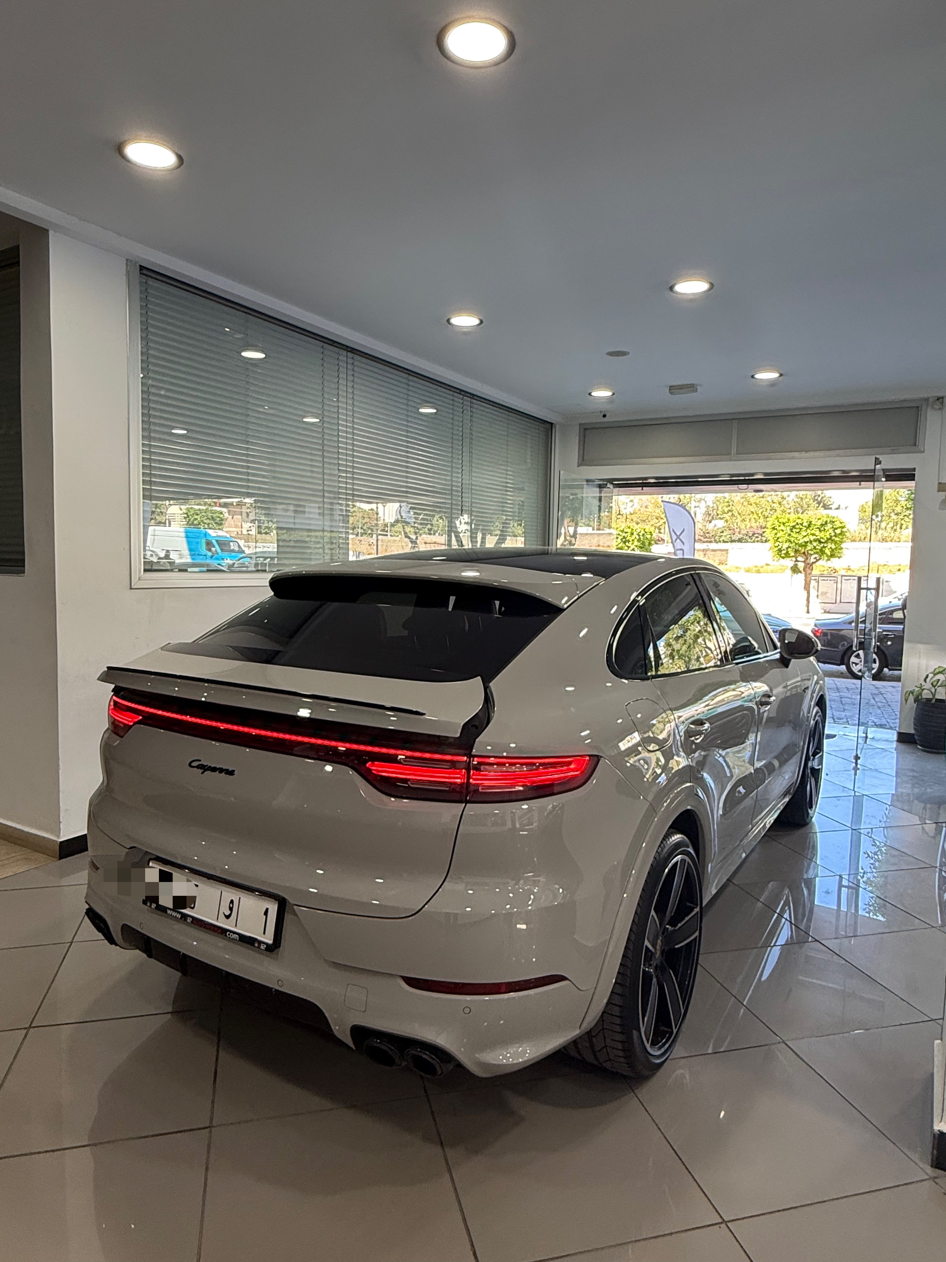 Porsche Cayenne Blanc — photo réelle au showroom