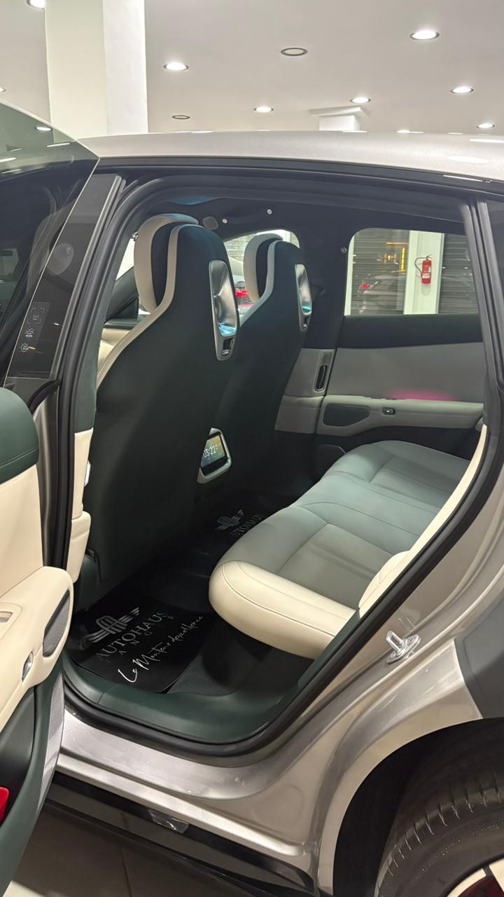 Xiaomi YU7 Max — vue depuis porte arrière, banquette crème, tapis Autohaus