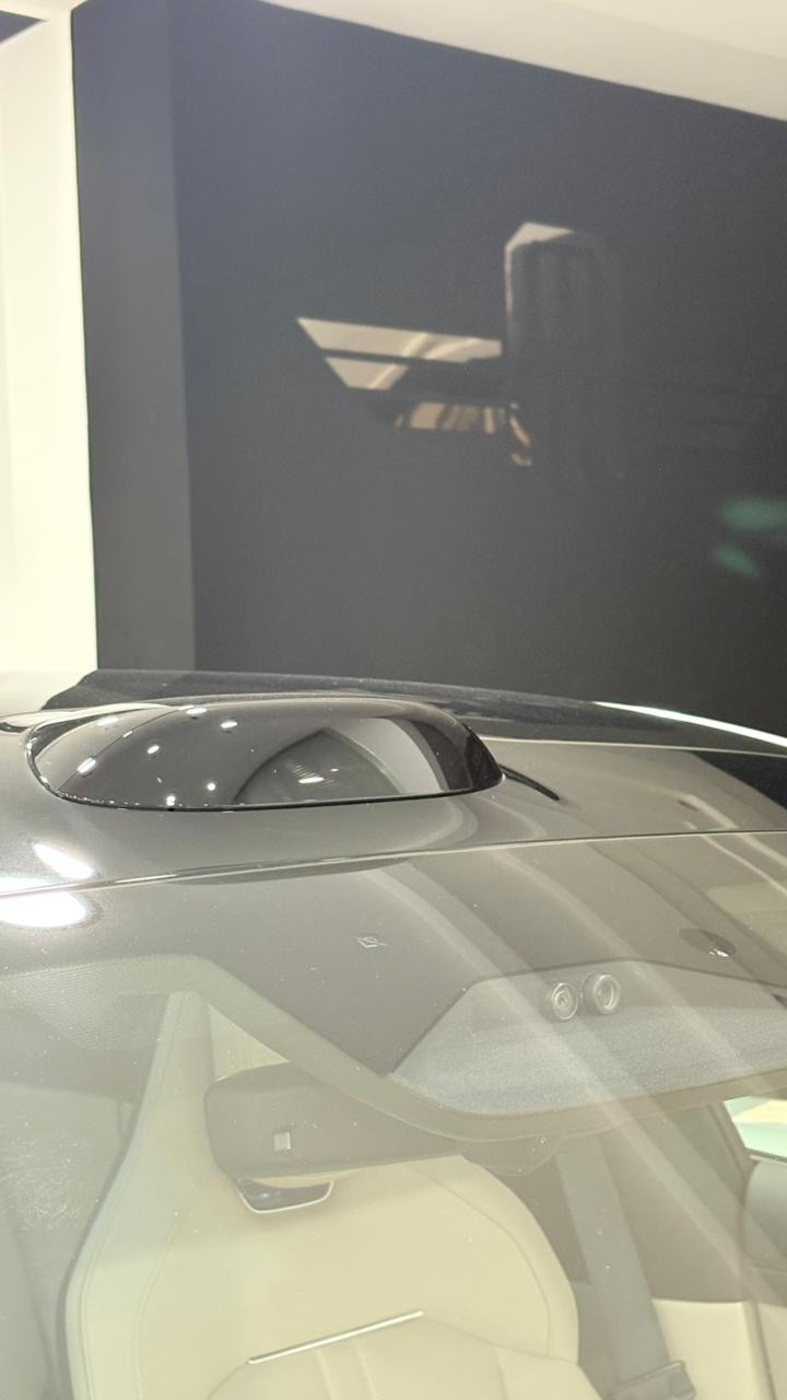 Xiaomi YU7 Max — toit photochromique avec caméra Lidar pop-up, signature Autohaus en reflet