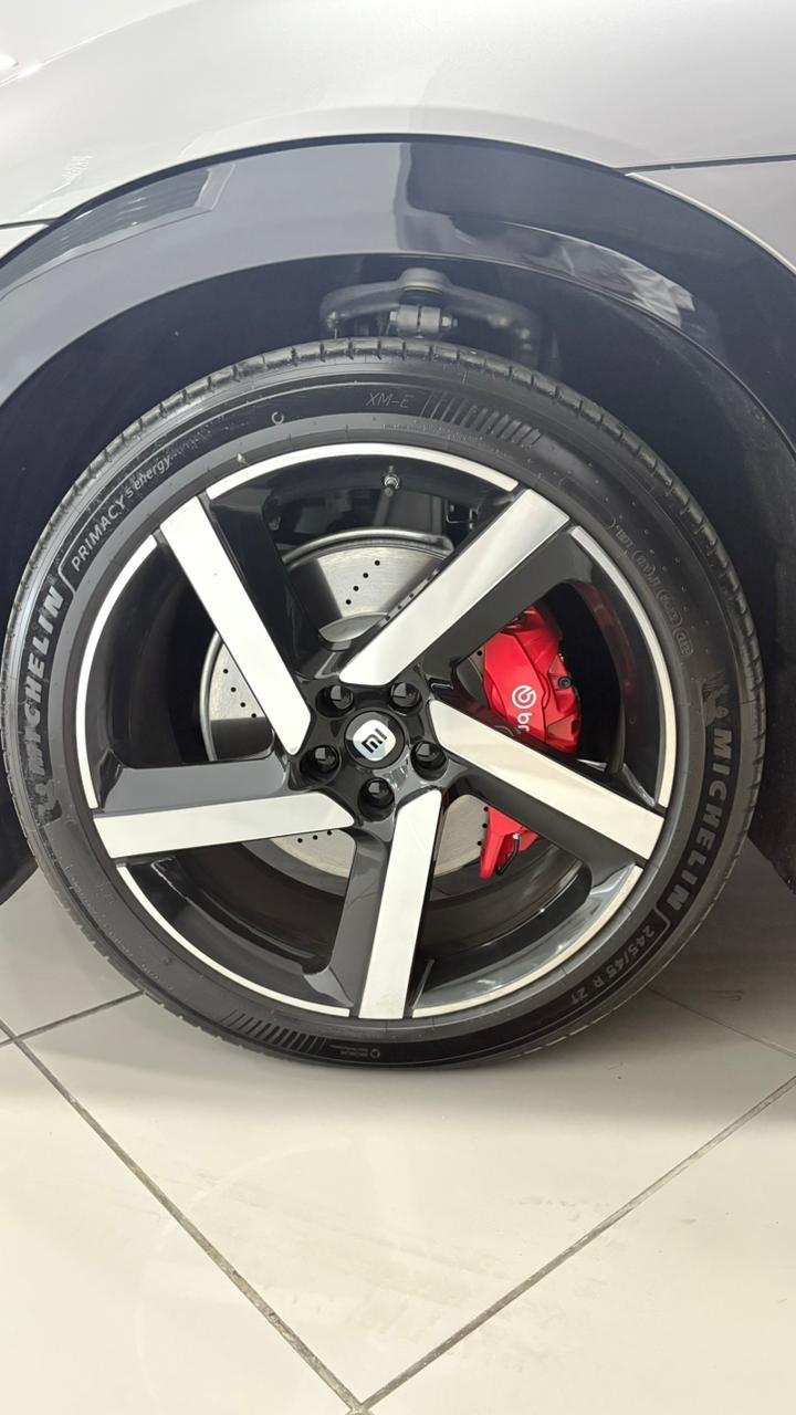 Xiaomi YU7 Max — jante 21 pouces 5 branches bi-ton, étriers Brembo rouges, pneu Michelin Primacy 5 Energy 245/45 R21